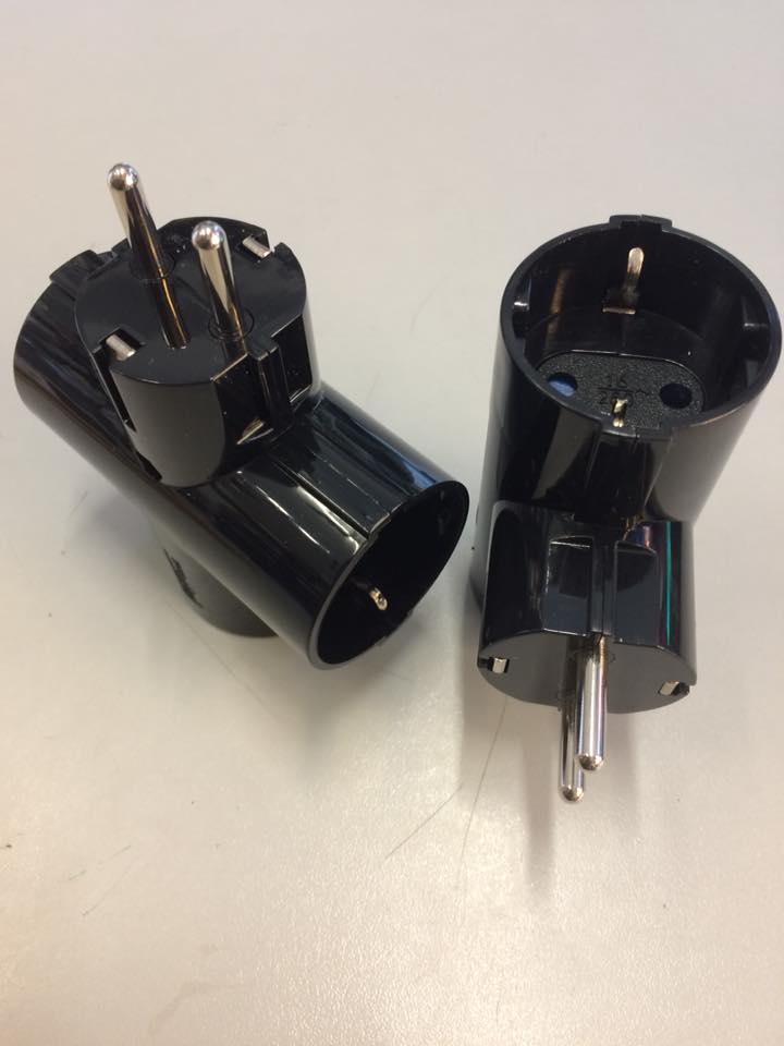 Adaptadores triple con entrada lateral en color negro